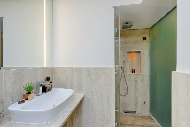 Hotel Spanish Hills Luxury Suites & Jacuzzi