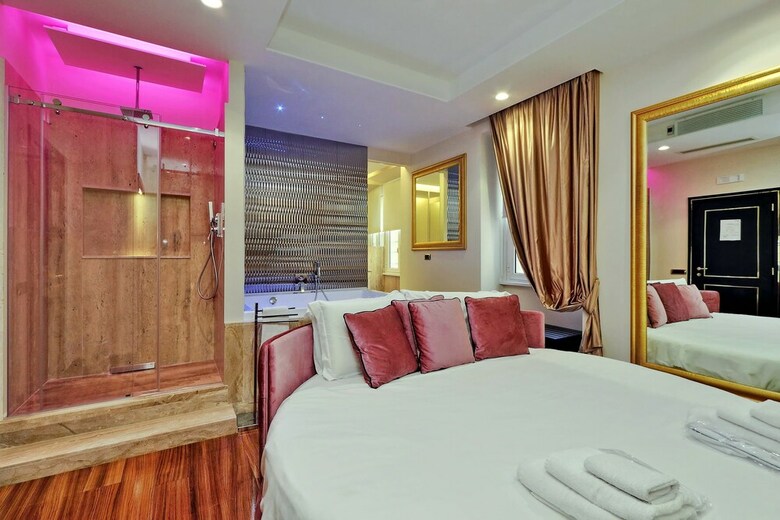 Hotel Spanish Hills Luxury Suites & Jacuzzi