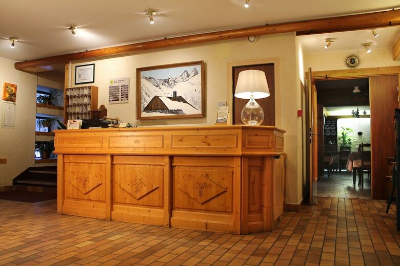 Hotel H�tel Du Cr�t Rond - Logis