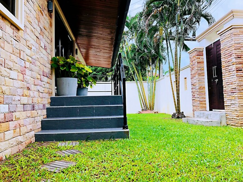 Thai Family Rawai Pool Villa