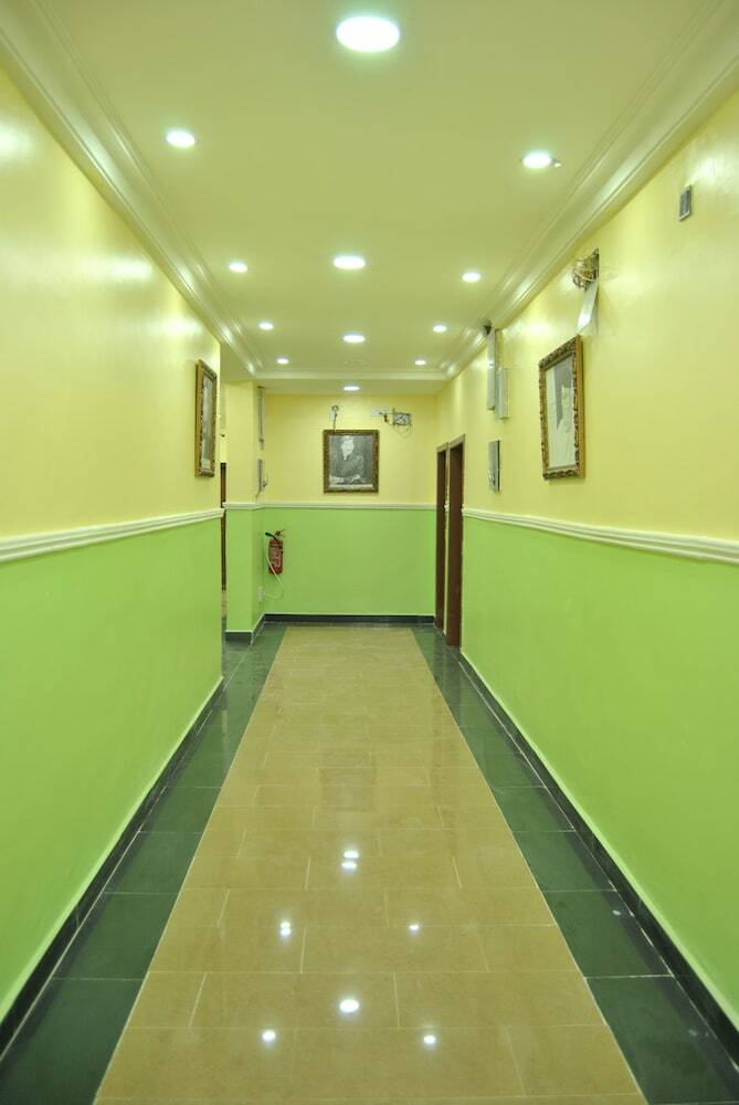 De Royal Legacy Hotel And Suites