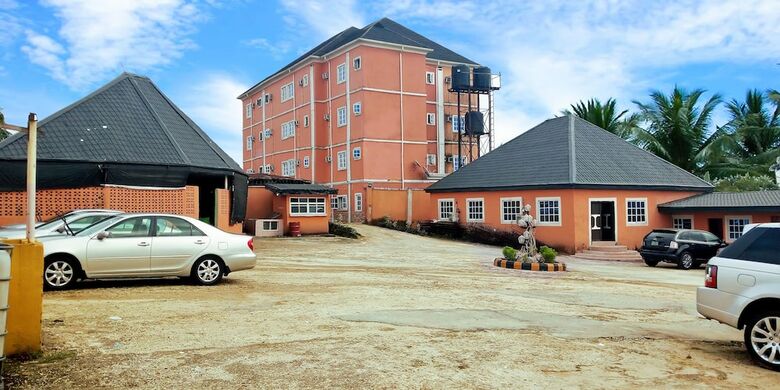 De Royal Legacy Hotel And Suites