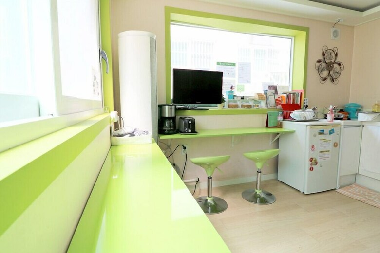 Hostal Four Seasons House - Hostel, Women Only