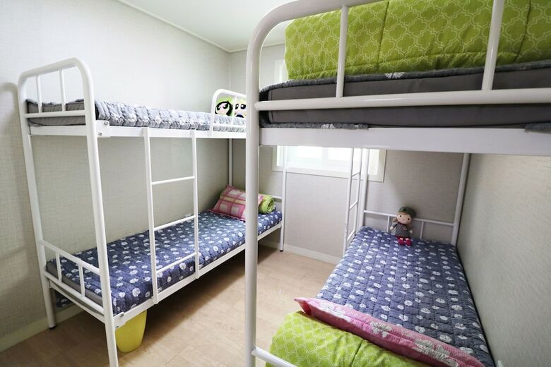 Hostal Four Seasons House - Hostel, Women Only