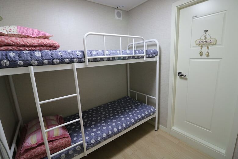 Hostal Four Seasons House - Hostel, Women Only