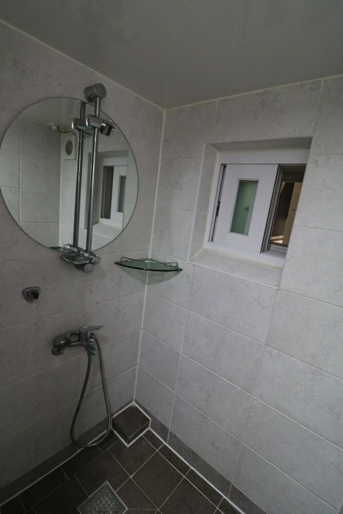 Hostal Four Seasons House - Hostel, Women Only
