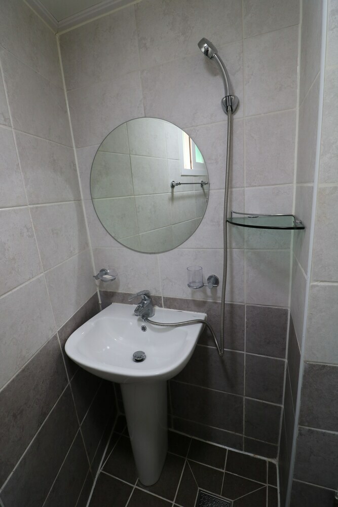 Hostal Four Seasons House - Hostel, Women Only