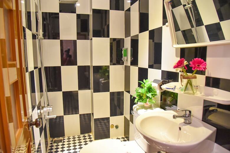 Hostal Henry & Iris Hotel