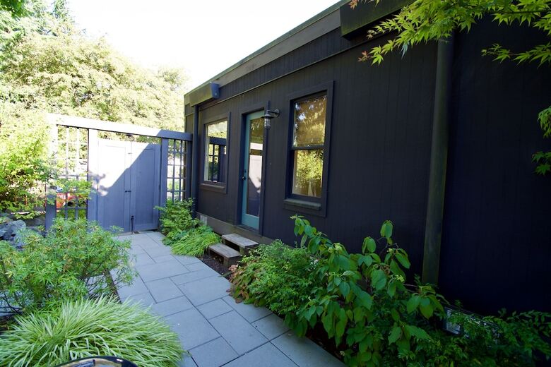 Phinney Ridge Flat Backyard Oasis