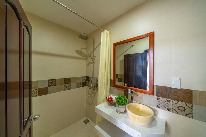 The Lake Hoian Hotel