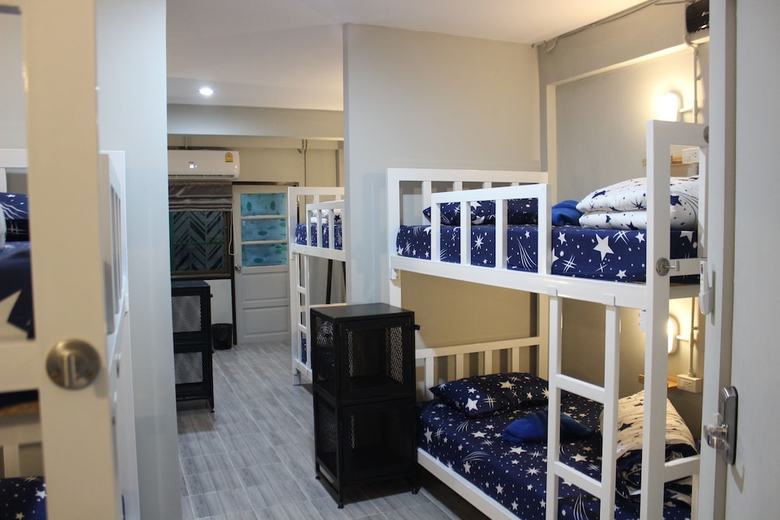 Hostal Enjoy House