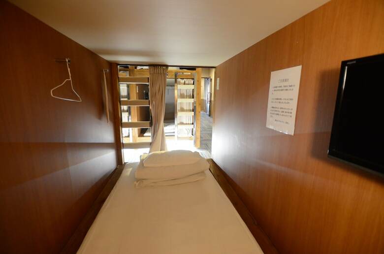 Hostal Kumamoto Capsule Hotel - Hostel, Caters To Men
