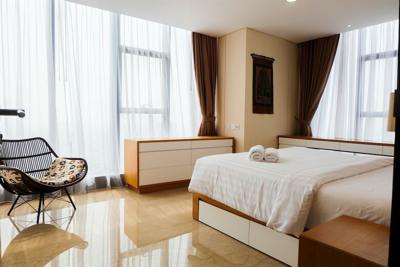 Direct Pool Access L'avenue Apartment