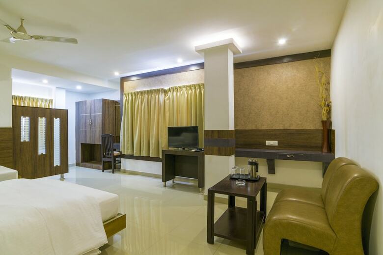 Hotel Crescent Inn Navallur