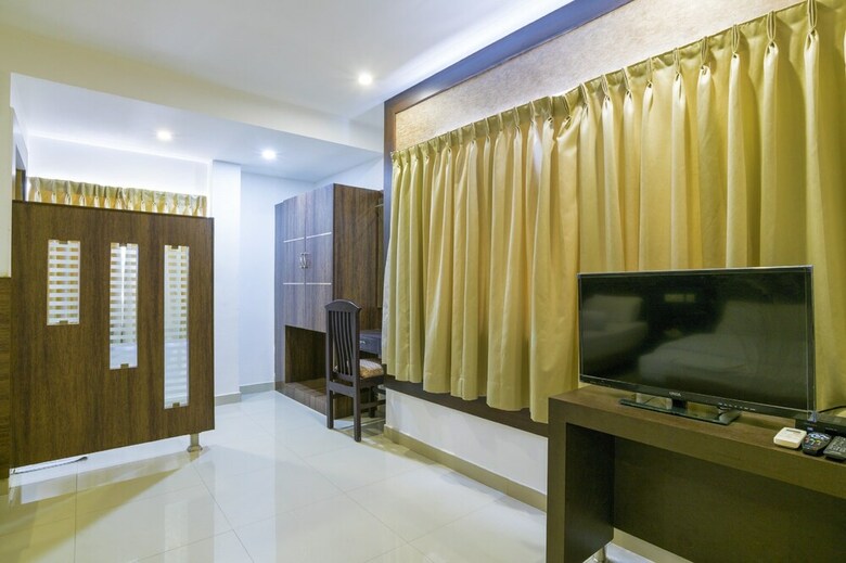 Hotel Crescent Inn Navallur