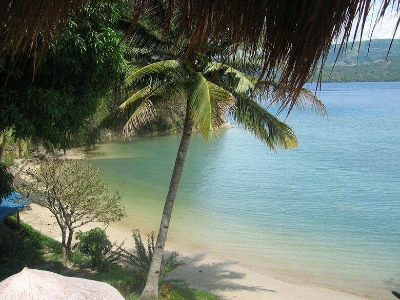 Hotel Dolphinbay Beachfront & Dive Resort