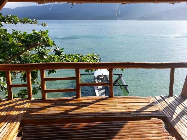 Hotel Dolphinbay Beachfront & Dive Resort