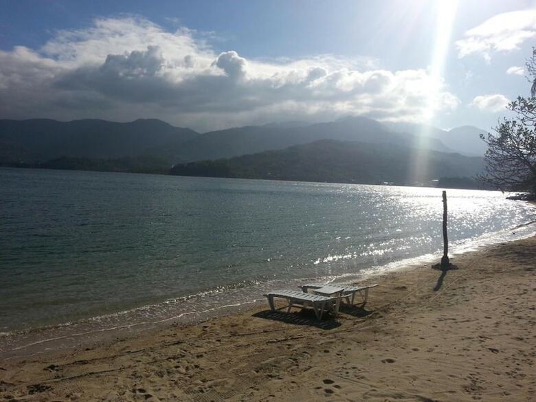 Hotel Dolphinbay Beachfront & Dive Resort