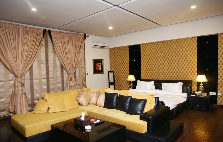 Safari Club 1