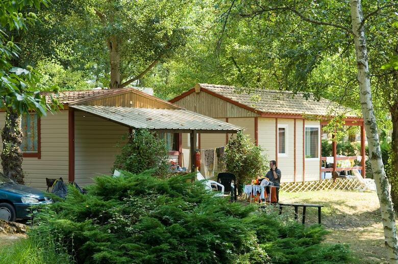 Camping Les Lacs De Courtes - Chalets