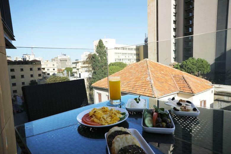 Hotel Monot Suites