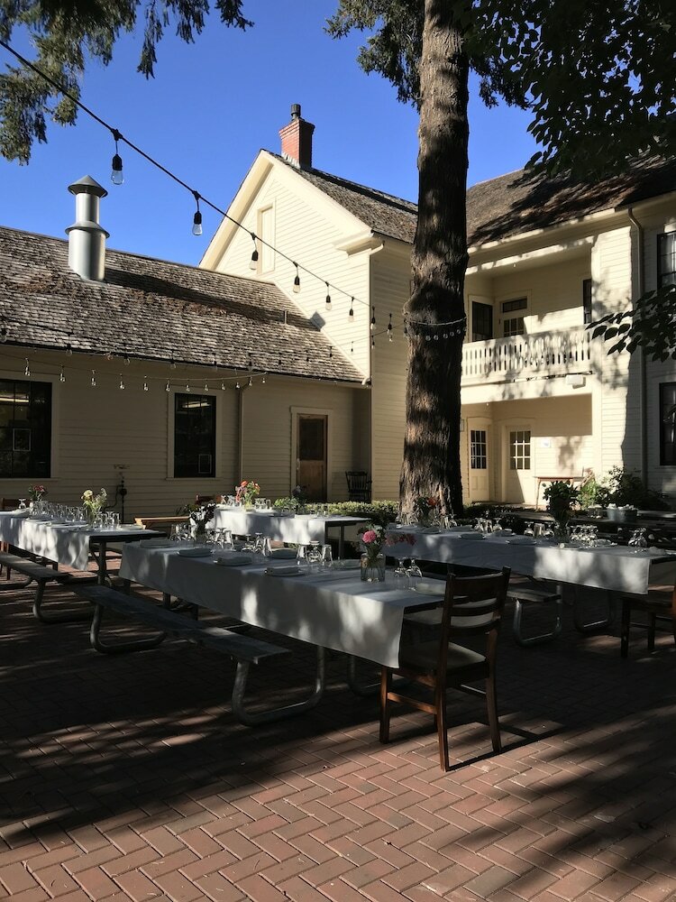 Hostal Wolf Creek Inn & Tavern