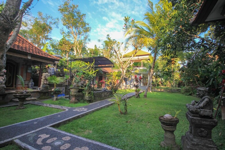 Hotel Pramewari Homestay