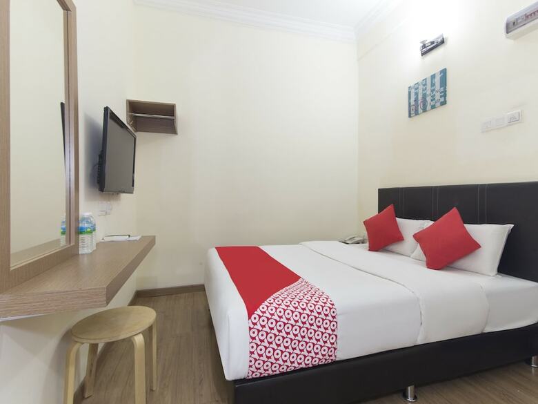 Oyo 445 Charisma Hotel