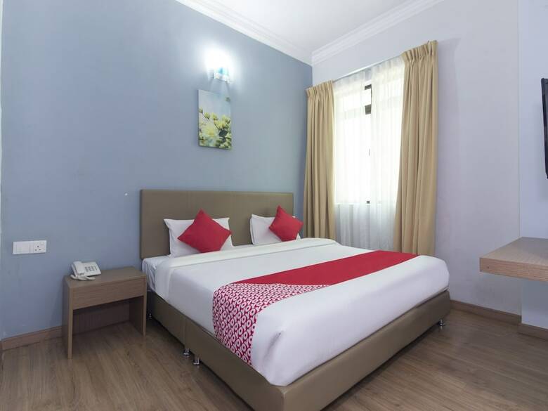 Oyo 445 Charisma Hotel