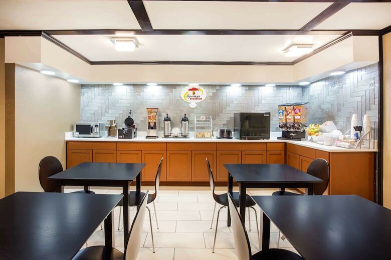 Hotel Super 8 By Wyndham Sidney