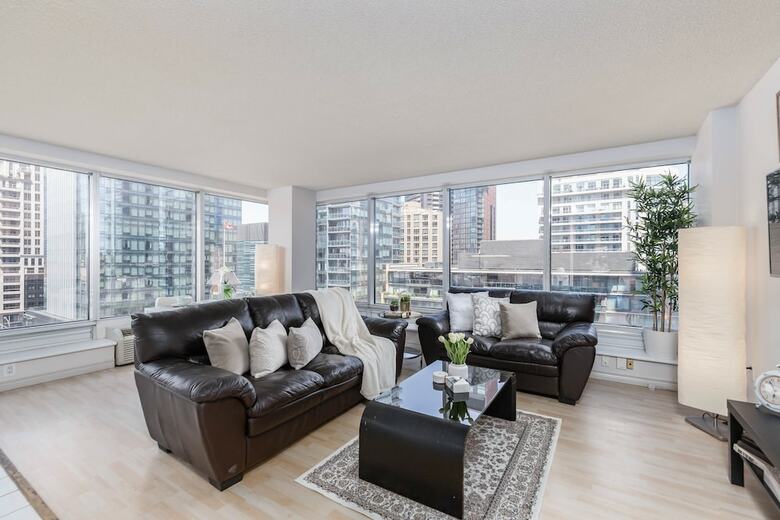 Bright & Spacious Corner Suite (yonge & Bloor)