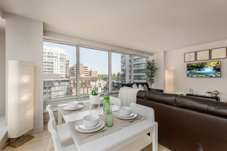 Bright & Spacious Corner Suite (yonge & Bloor)