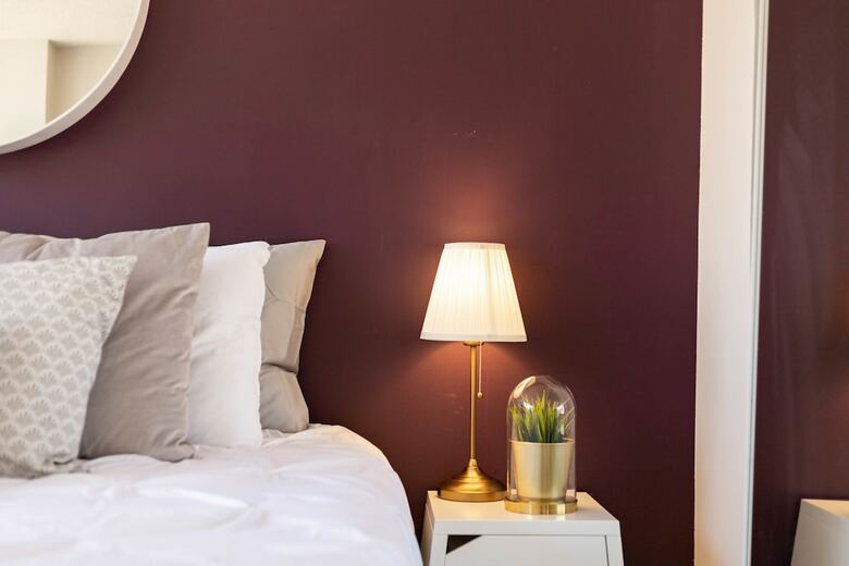 Bright & Spacious Corner Suite (yonge & Bloor)