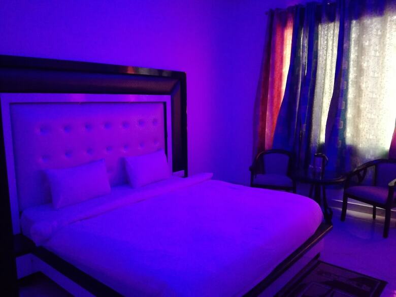 Hotel Dhanraj Palace