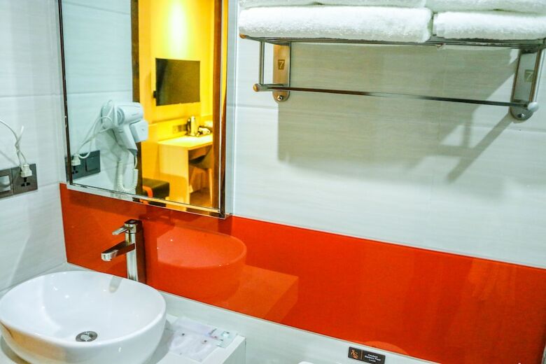 7 Days Premium Hotel