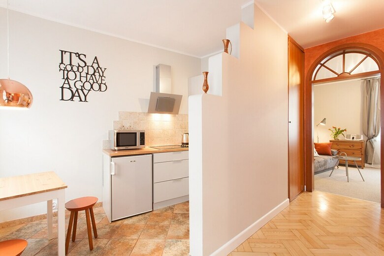 Faust And Mona Lisa Apartments