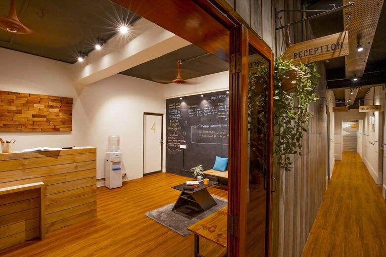 Hostal Locomo Hostel - Mumbai Airport