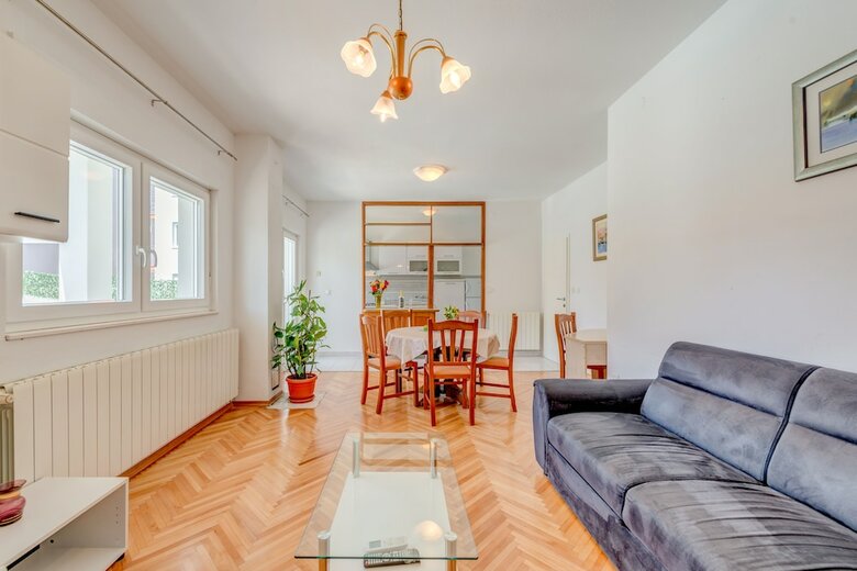 Apartments Maestral