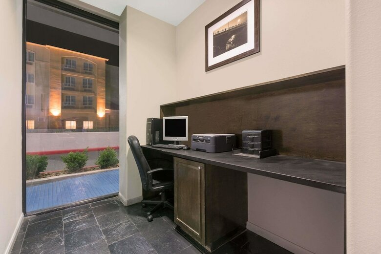 Hotel Baymont By Wyndham Columbus