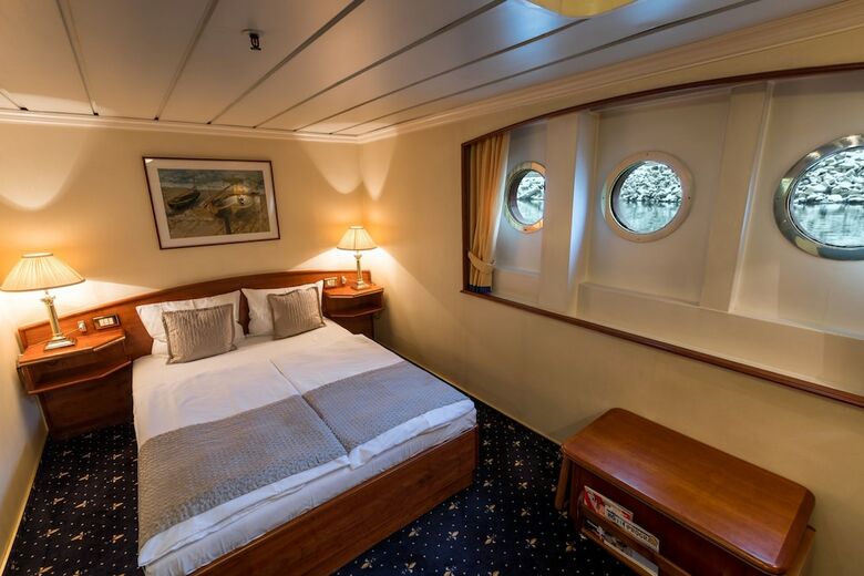 Onriver Hotels  - Ms Cezanne