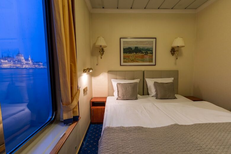 Onriver Hotels  - Ms Cezanne