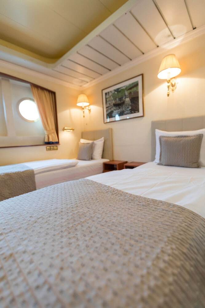 Onriver Hotels  - Ms Cezanne