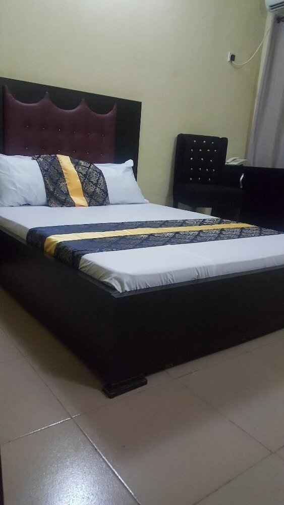 Palais Royale Hotel & Suites
