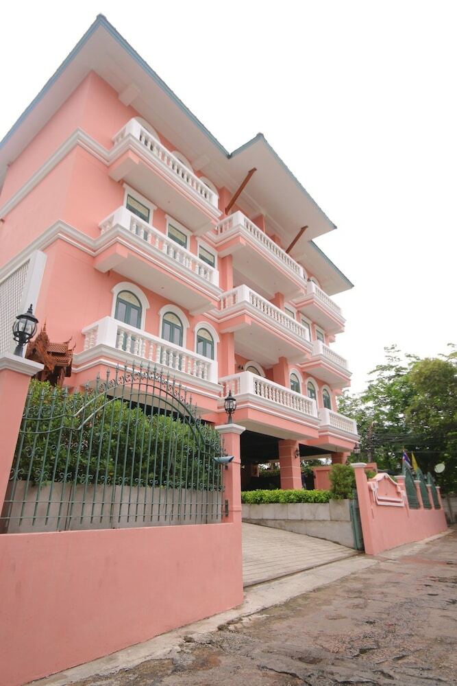 Hotel Hiranyakul  House