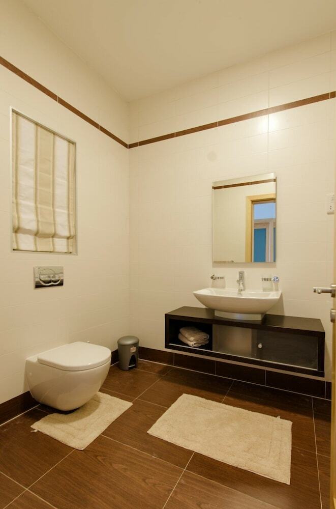 Seafront Luxury Apartment, Pool And Great Location