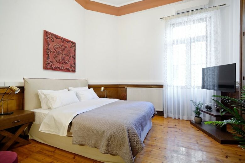 Apartamentos The Athens History