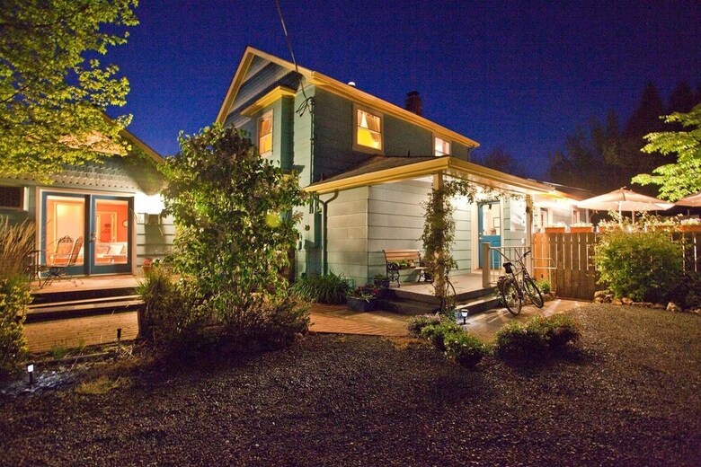 Blue Moon House & Cottage ~ Just 5 Blocks From Osf