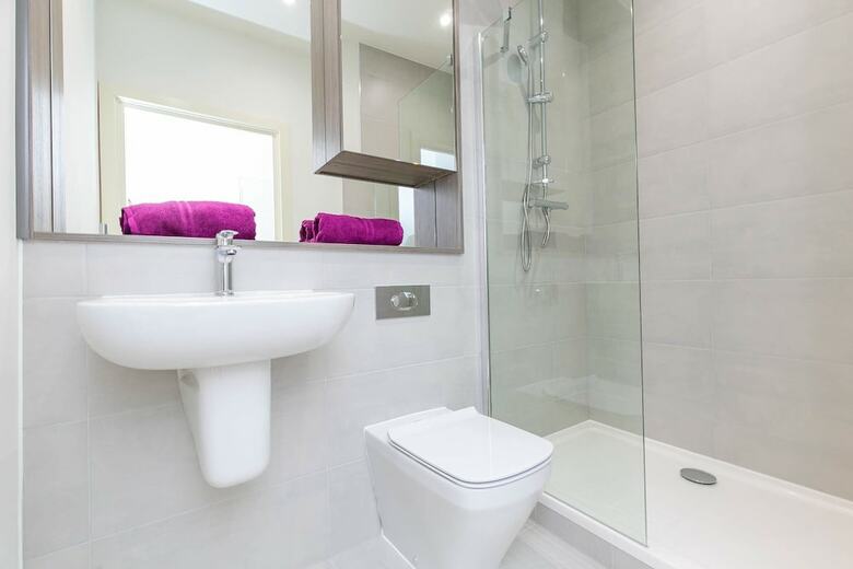 Deluxe Heathrow Apartments & Parking