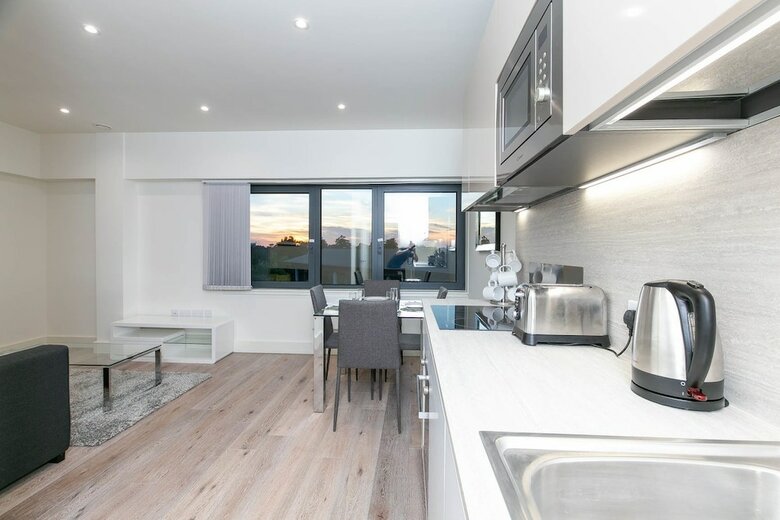 Deluxe Heathrow Apartments & Parking