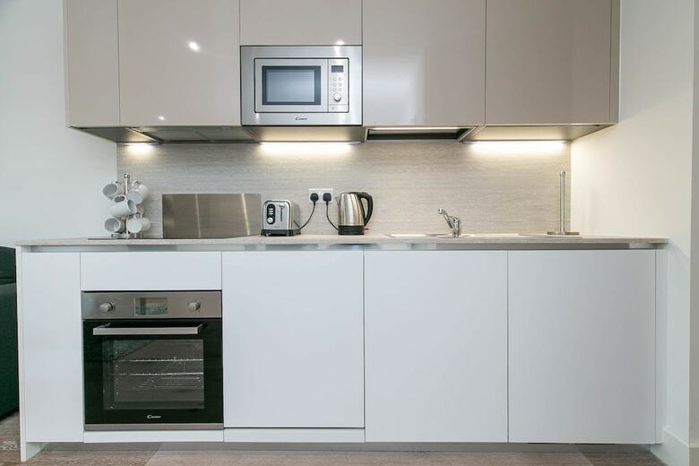 Deluxe Heathrow Apartments & Parking